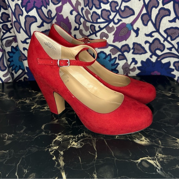 Crown Vintage Tess Red size 7.5 Velvet Pumps Heels - Picture 2 of 8